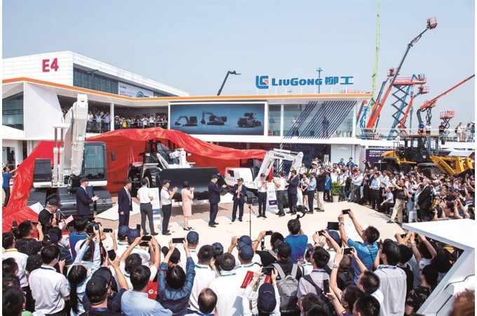 2019年發(fā)布全球首臺商用5G遙控裝載機及三款純電動設(shè)備，推動行業(yè)電智化轉(zhuǎn)型邁出堅實的一步