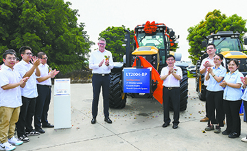 柳工首臺200馬力動力換擋拖拉機(jī)下線