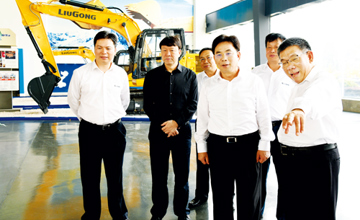 自治區(qū)高院院長(zhǎng)黃海龍蒞臨公司調(diào)研