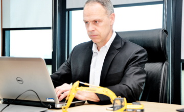 提升研發(fā)試驗(yàn)?zāi)芰?#x3000;愛(ài)德華有秘密武器——記柳工“中國(guó)政府友誼獎(jiǎng)”獲得者愛(ài)德華