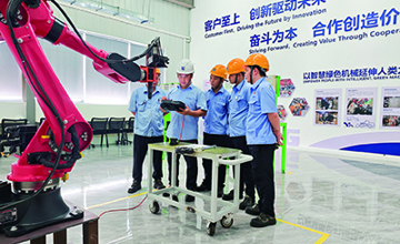 柳工裝載機(jī)裝配技能工作室揭牌 深耕高技能人才培養(yǎng)與智能制造