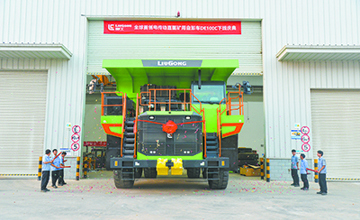 全球首創(chuàng)技術(shù)應用！柳工DE100C剛性自卸車下線