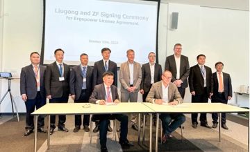 自治區(qū)黨委常委、副主席許永錁見(jiàn)證柳工與ZF公司簽署產(chǎn)品技術(shù)許可協(xié)議
